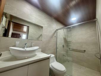 Se vende moderna casa con jardín en Mercedes Norte de Heredia 26-254