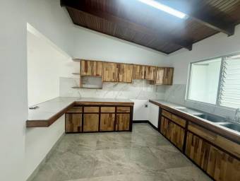 Se vende moderna casa con jardín en Mercedes Norte de Heredia 26-254