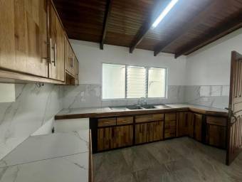 Se vende moderna casa con jardín en Mercedes Norte de Heredia 26-254