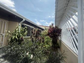 Se vende moderna casa con jardín en Mercedes Norte de Heredia 26-254