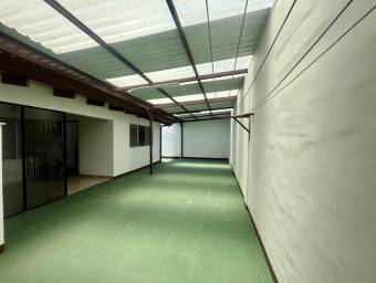 Se vende moderna casa con jardín en Mercedes Norte de Heredia 26-254