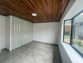 Se vende moderna casa con jardín en Mercedes Norte de Heredia 26-254