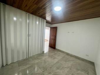 Se vende moderna casa con jardín en Mercedes Norte de Heredia 26-254