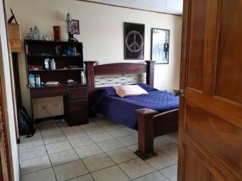 Se vende espaciosa casa de 2 plantas en San Francisco Heredia 25-1017