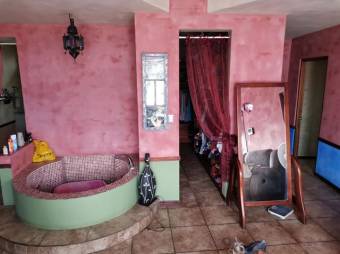 Se vende espaciosa casa de 2 plantas en San Francisco Heredia 25-1017