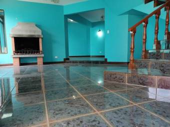 Se vende espaciosa casa con amplios espacios en Santo Domingo Heredia 24-659