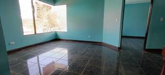 Se vende espaciosa casa con amplios espacios en Santo Domingo Heredia 24-659