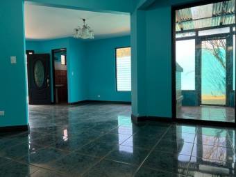 Se vende espaciosa casa con amplios espacios en Santo Domingo Heredia 24-659