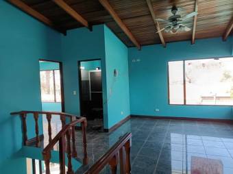 Se vende espaciosa casa con amplios espacios en Santo Domingo Heredia 24-659