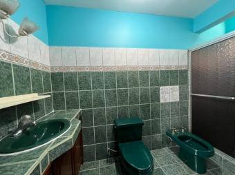 Se vende espaciosa casa con amplios espacios en Santo Domingo Heredia 24-659