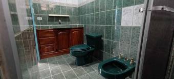 Se vende espaciosa casa con amplios espacios en Santo Domingo Heredia 24-659