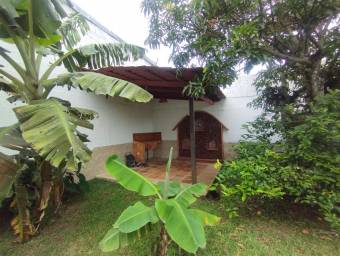 Se vende espaciosa casa con patio en San Pablo Heredia 26-482