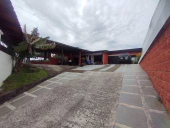 Se vende espaciosa casa con patio en San Pablo Heredia 26-482