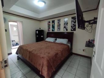 Se vende espaciosa casa con patio en San Pablo Heredia 26-482