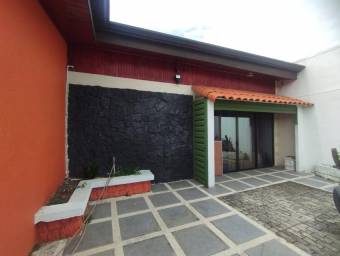 Se vende espaciosa casa con patio en San Pablo Heredia 26-482