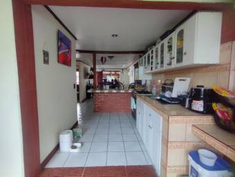 Se vende espaciosa casa con patio en San Pablo Heredia 26-482