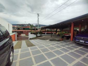 Se vende espaciosa casa con patio en San Pablo Heredia 26-482