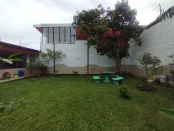 Se vende espaciosa casa con patio en San Pablo Heredia 26-482