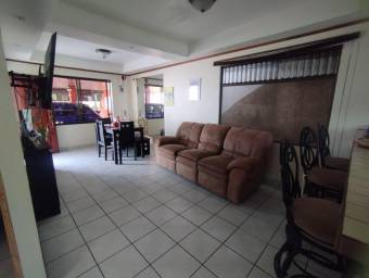 Se vende espaciosa casa con patio en San Pablo Heredia 26-482