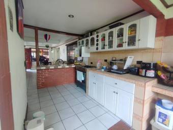 Se vende espaciosa casa con patio en San Pablo Heredia 26-482