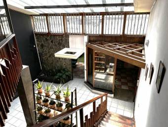 Se vende espaciosa propiedad comercial en Santo Domingo Heredia 25-1628