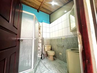 Se vende espaciosa propiedad comercial en Santo Domingo Heredia 25-1628