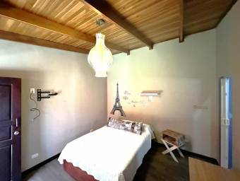 Se vende espaciosa propiedad comercial en Santo Domingo Heredia 25-1628