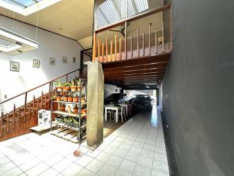Se vende espaciosa propiedad comercial en Santo Domingo Heredia 25-1628