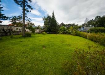 Se vende lote de 3,200m2 en San Isidro de Heredia 25-608