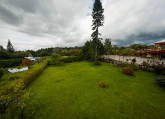 Se vende lote de 3,200m2 en San Isidro de Heredia 25-608