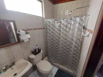 Se vende espaciosa casa con patio en San Rafael de Heredia 25-1440