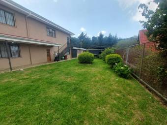 Se vende espaciosa casa con patio en San Rafael de Heredia 25-1440
