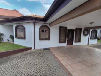 Se vende espaciosa casa con jardín en San Francisco Heredia 24-1442