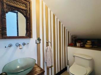 Se vende espaciosa casa en condominio de San Joaquín de Flores 25-473