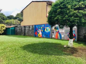 Se vende espaciosa casa en condominio de San Joaquín de Flores 25-473