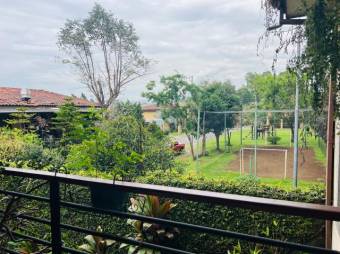 Se vende espaciosa casa en condominio de San Joaquín de Flores 25-473