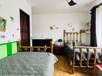 Se vende espaciosa casa en condominio de San Joaquín de Flores 25-473