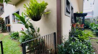 Se vende espaciosa casa en condominio de San Joaquín de Flores 25-473