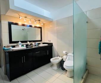 Se vende espaciosa casa en condominio de San Joaquín de Flores 25-473