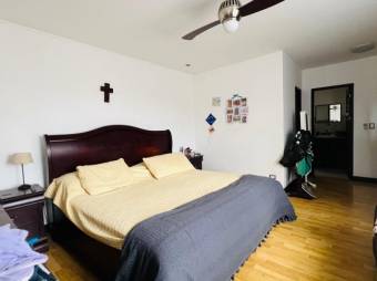 Se vende espaciosa casa en condominio de San Joaquín de Flores 25-473