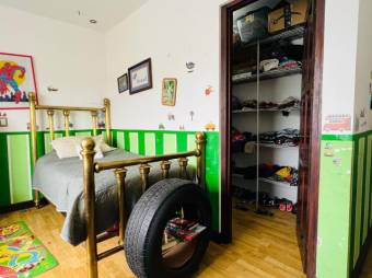 Se vende espaciosa casa en condominio de San Joaquín de Flores 25-473