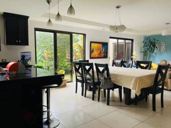 Se vende espaciosa casa en condominio de San Joaquín de Flores 25-473