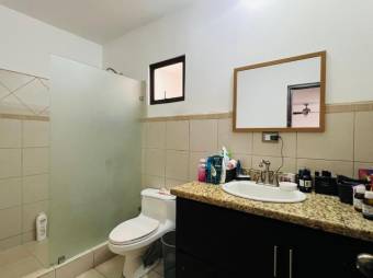 Se vende espaciosa casa en condominio de San Joaquín de Flores 25-473