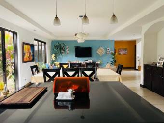 Se vende espaciosa casa en condominio de San Joaquín de Flores 25-473