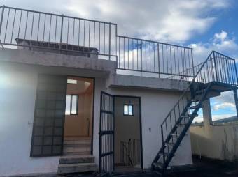 Se vende espaciosa casa con patio en Concepción de Heredia 25-1140