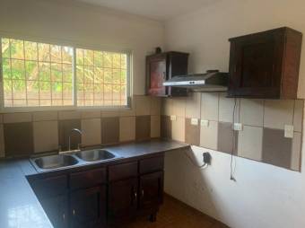Se vende espaciosa casa con patio en Concepción de Heredia 25-1140