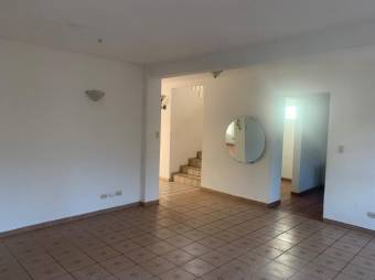 Se vende espaciosa casa con patio en Concepción de Heredia 25-1140