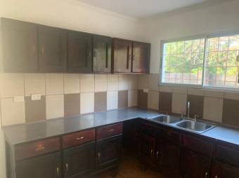 Se vende espaciosa casa con patio en Concepción de Heredia 25-1140
