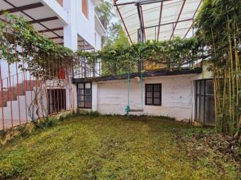 Se vende espaciosa casa con patio en Concepción de Heredia 25-1140