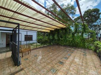 Se vende espaciosa casa con patio en Concepción de Heredia 25-1140